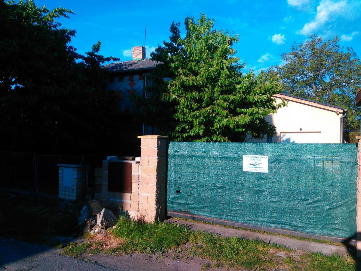 Old Summer House With Renovated Bathroom Prague
