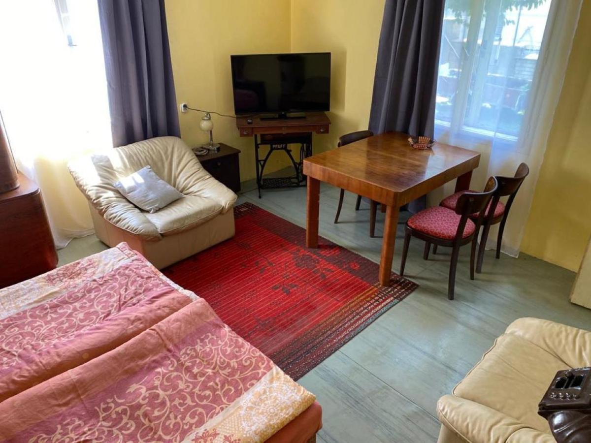 Apartment Old Summer House With Renovated Bathroom Prague